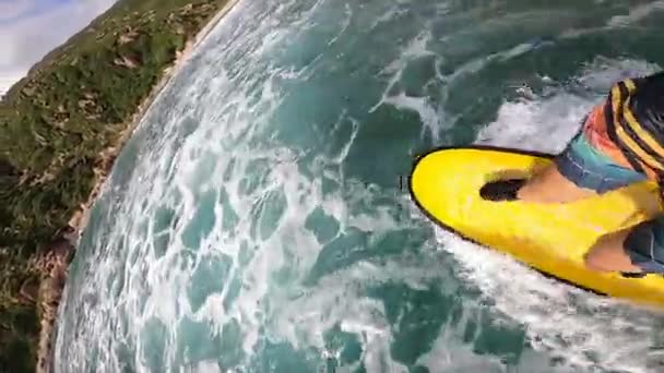 Vertikální Shot Surfař Žluté Surfařské Surfování Směrem Pobřeží Mexickém Zálivu — Stock video