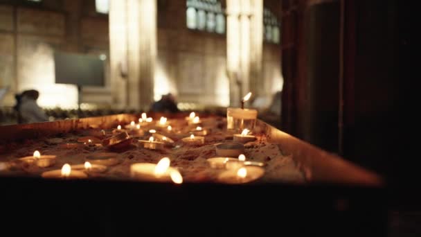 为纪念伊丽莎白二世在切斯特大教堂内逝世而点燃的慢动作蜡烛 — 图库视频影像