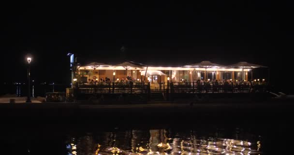 Restaurante Iluminado Reflejado Canal Fluvial Durante Noche Cesenatico Norte Italia — Vídeos de Stock