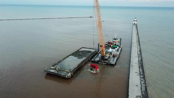 ウィスコンシン州カイワニー湖のカイワニー港での浚渫作業 — ストック動画