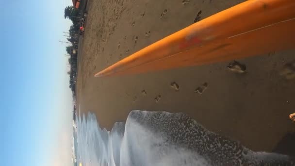 Pessoa Carregando Prancha Surf Caminhando Praia Areia Bali Vista Vertical — Vídeo de Stock