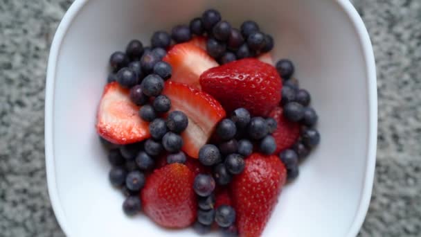 Vue Aérienne Des Fraises Bleuets Tranchés Sur Bol Blanc Zoom — Video