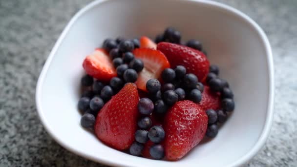 Bowl Van Verse Bosbessen Aardbeien Sluiten — Stockvideo