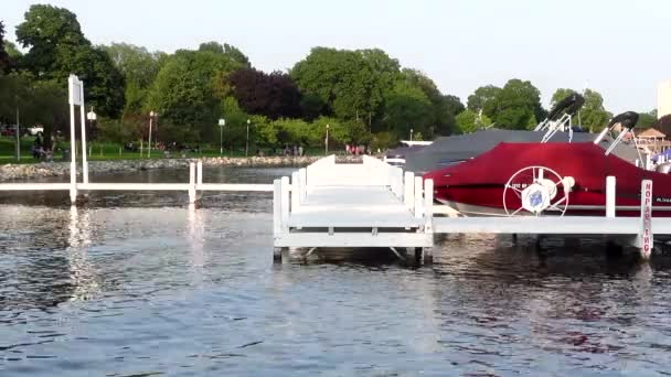 Píer Branco Com Barcos Cobertos Atracados Dia Tarde Ensolarado — Vídeo de Stock