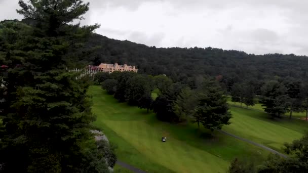 Drone Video Golfbana Historiska Grove Park Inn Asheville Soliga Sommardagen — Stockvideo