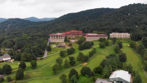 Drone Video Golfbane Historic Grove Park Inn Asheville Solrig Sommerdag – Stock-video