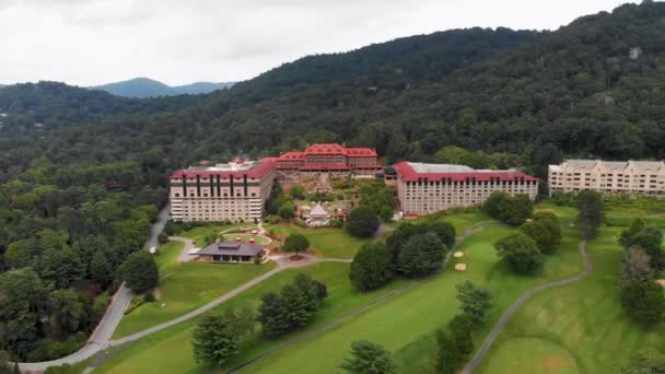 Drone Video Golfbana Historiska Grove Park Inn Asheville Soliga Sommardagen — Stockvideo