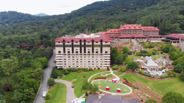 Drone Video Historic Grove Park Inn Asheville Soleado Día Verano — Vídeos de Stock