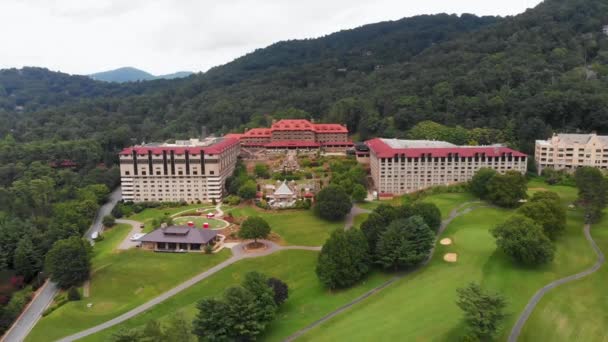 Drone Video Van Historic Grove Park Inn Asheville Zonnige Zomerdag — Stockvideo