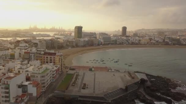 一般空中拍摄日出在拉斯坎特拉斯海滩和该地区的建筑物 大加那利亚 — 图库视频影像