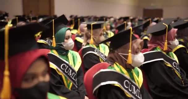 Groep Afgestudeerden Tijdens Aanvang Concept Onderwijs Gefeliciteerd Aan Universiteit Prijsuitreiking — Stockvideo