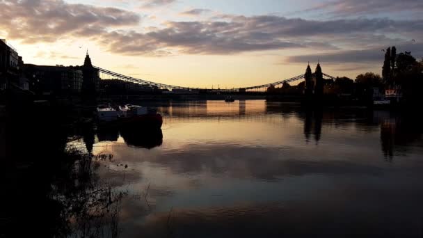 Řeka Temže Úsvitu Hammersmithovým Mostem Pozadí Reálný Čas — Stock video