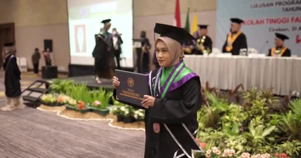 穿着礼袍 加盖毕业典礼印章的女毕业生 妇女庆祝毕业典礼和获得外交官 — 图库视频影像