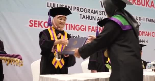 Manos Que Dan Certificado Graduación Profesor Estudiantes Con Diploma Interior — Vídeo de stock