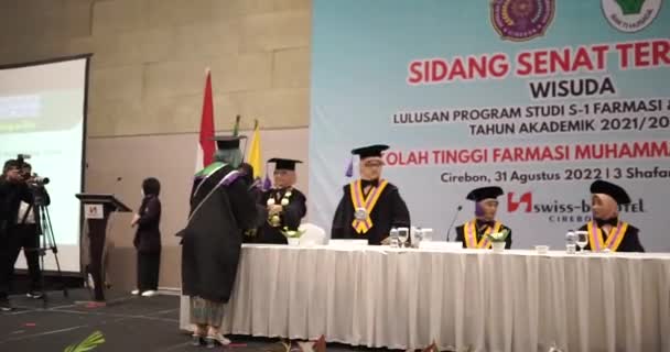 Professor Aos Alunos Diplomas Premiação Cerimônia Para Graduados Auditório Eles — Vídeo de Stock