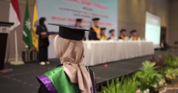 Estudante Pós Graduação Caminha Até Reitor Professor Para Receber Certificado — Vídeo de Stock