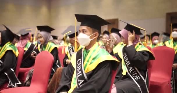 Άνδρες Απόφοιτοι Μεταξύ Των Γυναικών Αποφοίτων Φορούν Φορέματα Αποφοίτησης Και — Αρχείο Βίντεο