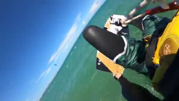 Függőleges Lövés Egy Kiteboardosról Akit Egy Elektromos Sárkány Húz Vízen — Stock videók