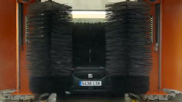 Καθαρισμός Αυτοκινήτου Στη Σύγχρονη Υπηρεσία Σηράγγων Πλυσίματος Αυτοκινήτου Βούρτσες Σαμπουάν — Αρχείο Βίντεο