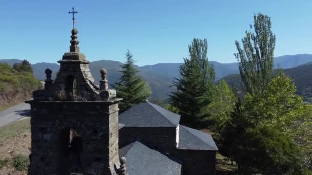 Vista Aérea Una Pequeña Iglesia Rodeada Árboles Montañas Benuza España — Vídeo de stock
