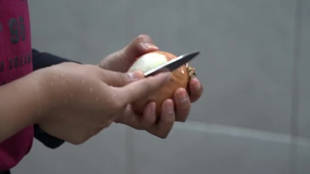 Close Shot Van Een Ervaren Keuken Hand Koken Ingrediënten Bereiden — Stockvideo