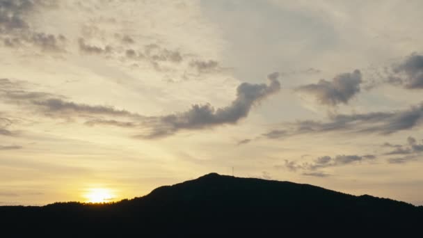 Statische Aufnahme Einer Sonne Die Hinter Einem Großen Silhouettierten Hügel — Stockvideo
