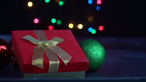 Presente Natal Com Fitas Amarelas Luzes Piscando Fundo — Vídeo de Stock
