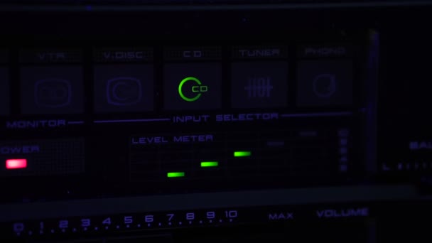 Luid Muziek Luisteren Audio Versterker Met Compacte Schijf Selectie Piekvolume — Stockvideo