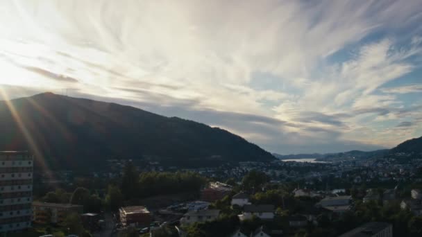 Timelapse Shot Bergen Volviéndose Oscuro Con Las Nubes Cubriendo Sol — Vídeo de stock
