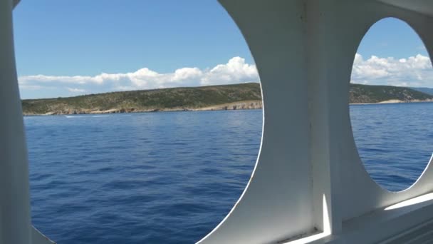 Bir Geminin Iki Yuvarlak Penceresinden Sahile Denize Bak — Stok video