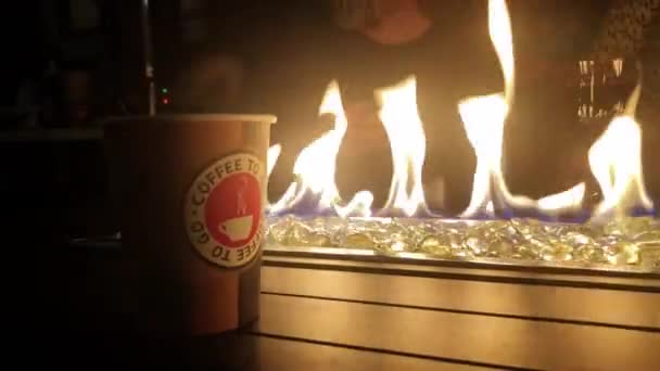 Cierre Café Caliente Humeante Una Taza Plástico Diseño Frente Fuego — Vídeos de Stock