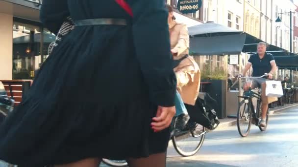 Mujer Sexy Vestido Que Enciende Con Cinturón Caminar Través Del — Vídeo de stock
