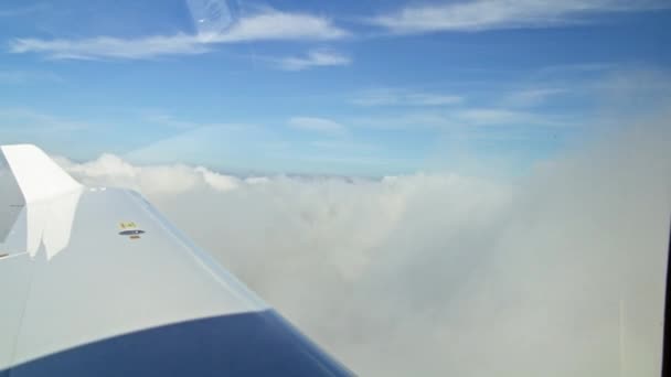Filmagem Manual Uma Asa Avião Atravessando Saindo Outro Lado Das — Vídeo de Stock
