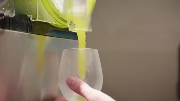 Gros Plan Slushie Congelé Vert Étant Servi Machine Dans Verre — Video