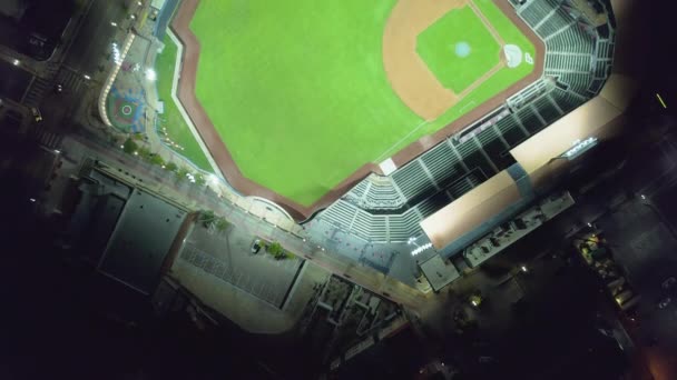 Воздушный Дрон Установление Выстрела Пустого Бейсбольного Стадиона Ночью Включенным Светом — стоковое видео