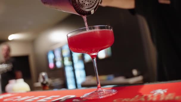 Close Barkeeper Gießen Roten Cocktail Aus Shaker Glas Zeitlupe — Stockvideo