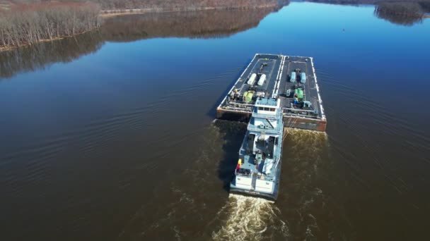 Egy Vontatóhajó Mississippi Folyón Északra Tolja Üzemanyagszállító Uszályokat — Stock videók