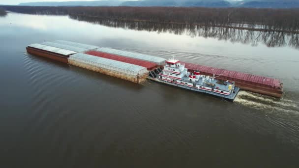 Ein Schleppboot Schiebt Lastkähne Auf Dem Mississippi Nach Norden — Stockvideo