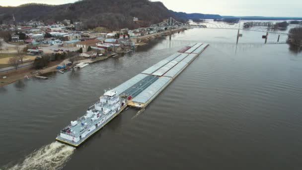 Човен Який Штовхає Баржі Північ Річці Міссісіпі Наближається Моста Блек — стокове відео