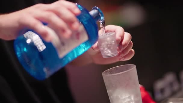 调酒师将蓝色酒精倒入倒入一杯鸡尾酒 4K慢动作 — 图库视频影像