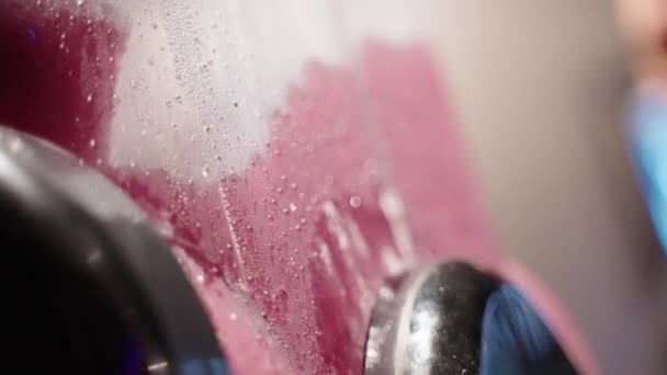 Zbliżenie Krople Kondensacji Red Frozen Slushie Machine Slow Motion — Wideo stockowe