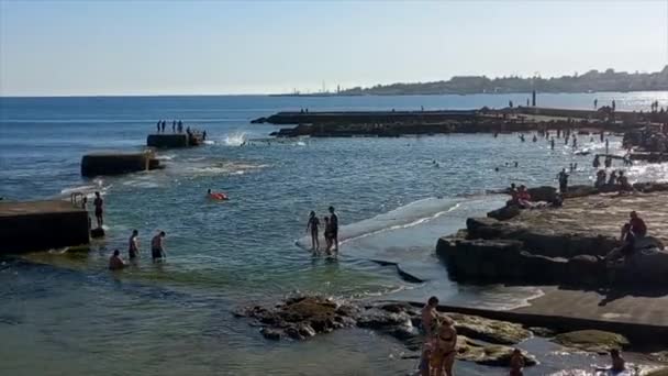 比斯卡娜 奥切尼卡 塔马利兹 位于海滩旁边 这是一个大西洋边的游泳池 成年人和小孩一样 都喜欢这种迷人的美 — 图库视频影像