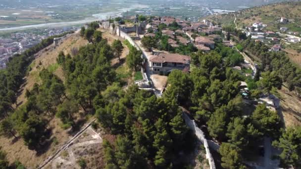 Drohnenschuss Der Albanischen Unesco Welterbestätte Berat Drohne Fliegt Über Eine — Stockvideo