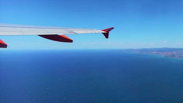 Vliegtuigvleugel Van Easyjet Die Blauwe Lucht Boven Latium Lazio Kust — Stockvideo