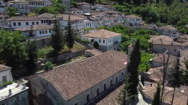 Drohnenschuss Des Albanischen Unesco Welterbes Berat Drohne Steigt Von Einem — Stockvideo