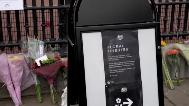 Upozornění Pro Květinové Pocty Před Branami Buckinghamského Paláce Pro Královnu — Stock video