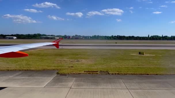 Passagier Eines Easyjet Flugzeugs Beim Rollen Auf Dem London Gatwick — Stockvideo