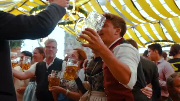 Ludzie Imprezują Namiocie Oktoberfest Monachium Świętowanie Wesołych Ludzi Pijących Piwo — Wideo stockowe
