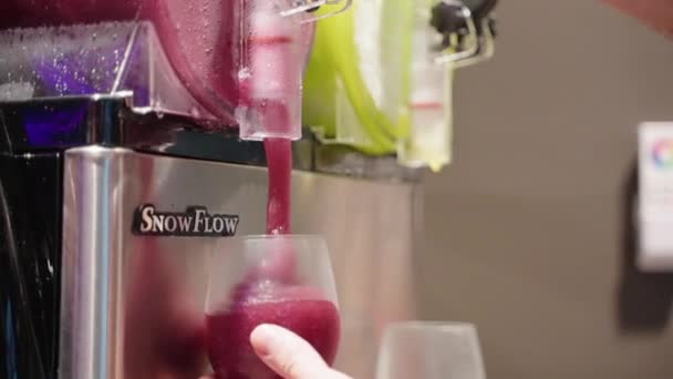 Distribuidor Congelado Máquina Slushie Que Derrama Bebida Gelada Vermelha Vidro — Vídeo de Stock