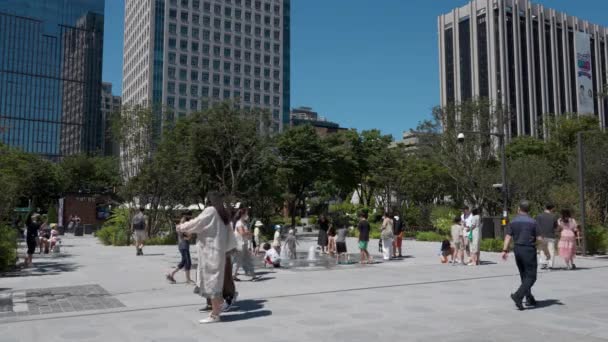 Çocuklu Koreli Aileler Seul Deki Yenilenmiş Gwanghwamun Plaza Parkı Nda — Stok video